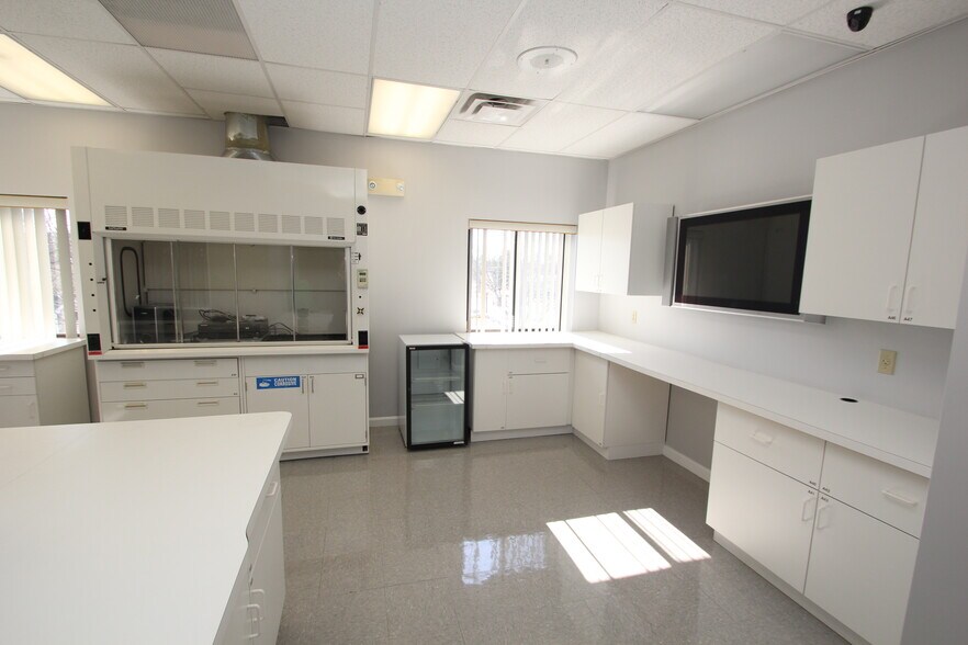 More Photos Of 87 Main St, North Reading Light Manufacturing For Sale