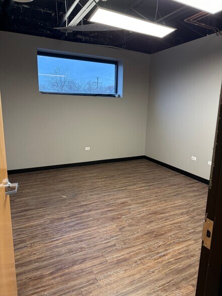 More Photos Of 929 Childs St, Wheaton Warehouse For Lease