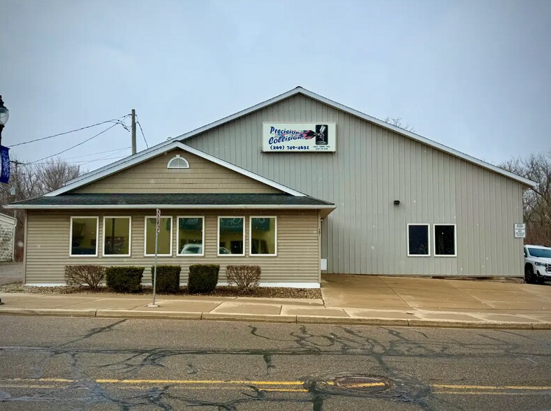Primary Photo Of 207 N Main St, Olivet Auto Repair For Sale