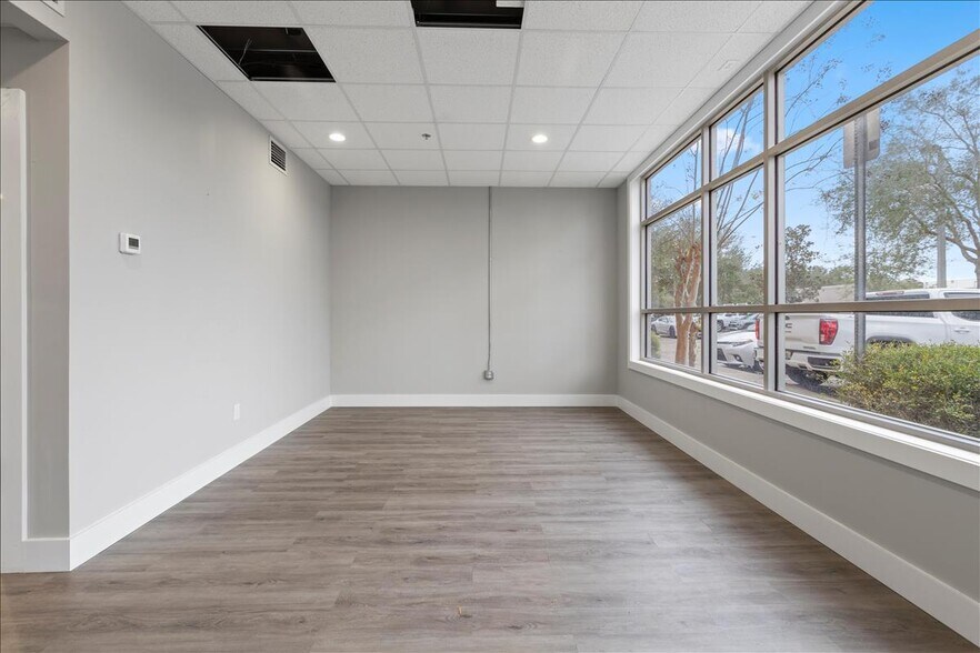 More Photos Of 350 E Crown Point Rd, Winter Garden Light Distribution For Sale