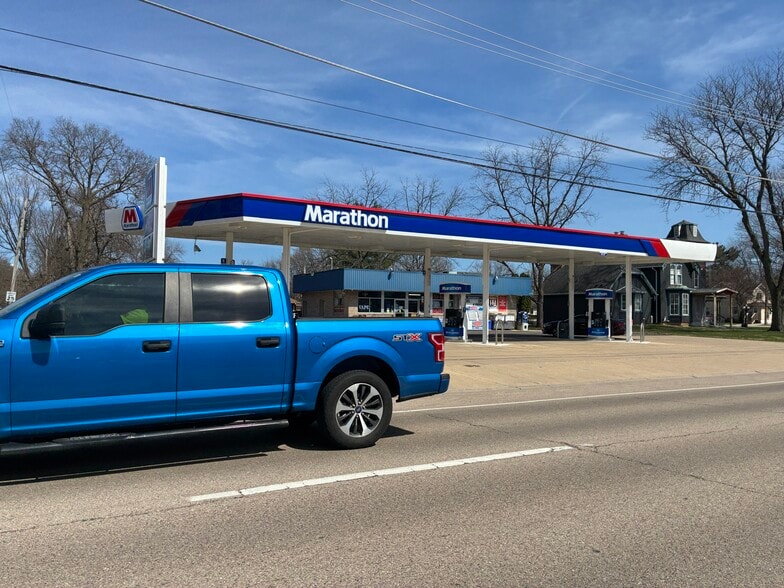 More Photos Of 817 N State St, Belvidere Convenience Store For Sale