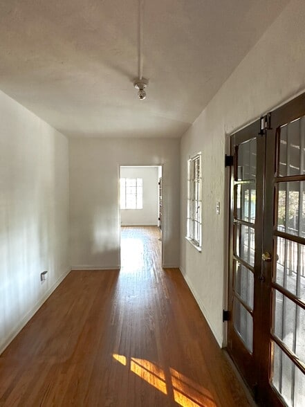 More Photos Of 10623 Riverside Dr, North Hollywood Office For Lease