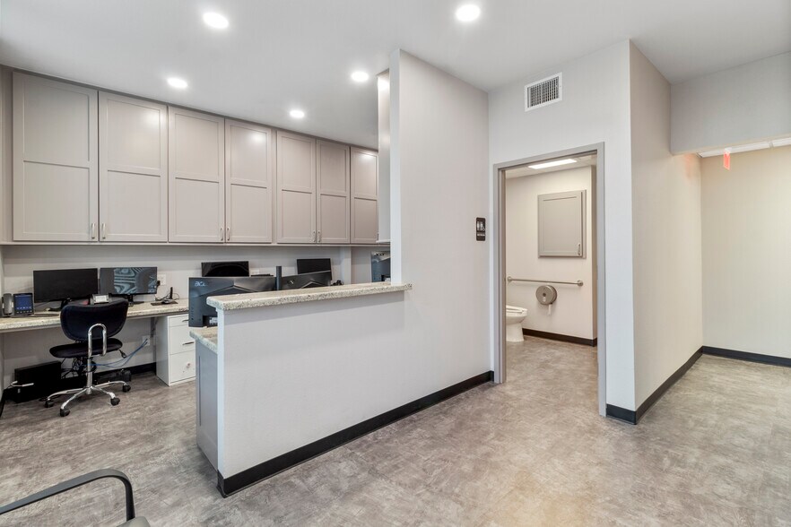 More Photos Of 2911 S Texas Ave, College Station Medical For Sale