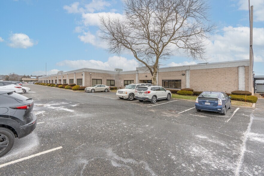 More Photos Of 5 Aerial Way, Syosset Light Manufacturing For Lease