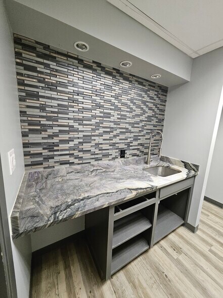 More Photos Of 307 W Rhapsody Dr, San Antonio Light Manufacturing For Sale