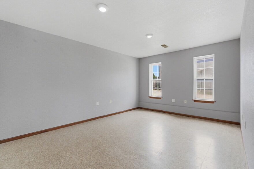 More Photos Of 136 N Prigmor Ave, Joplin Industrial For Sale