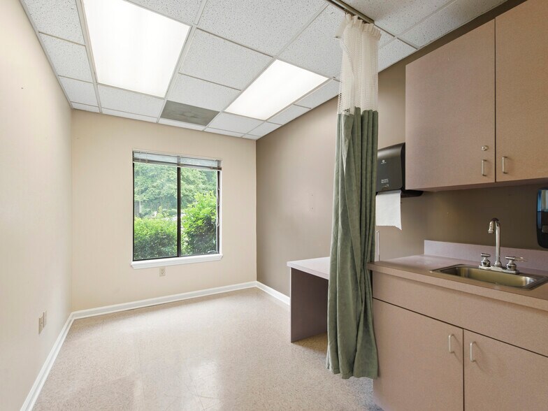 More Photos Of 1998 Hendersonville Rd, Asheville Medical For Sale