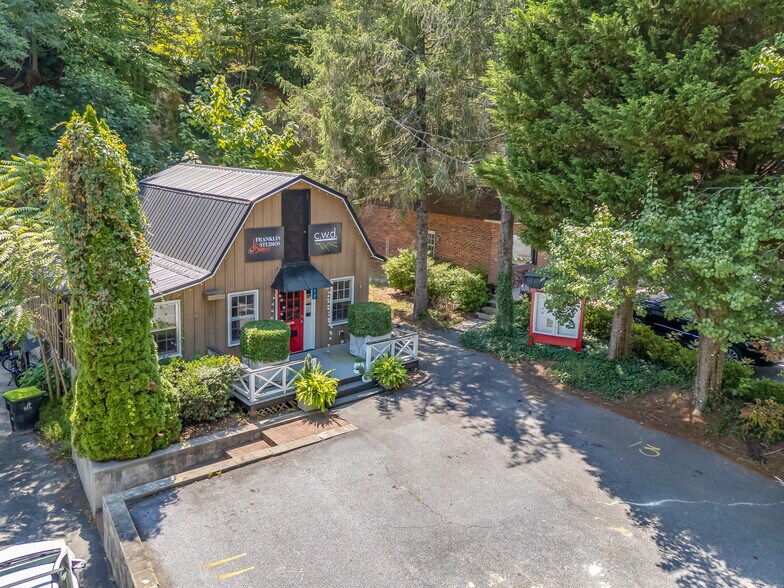 More Photos Of 172 Main st, Saluda Showroom For Sale