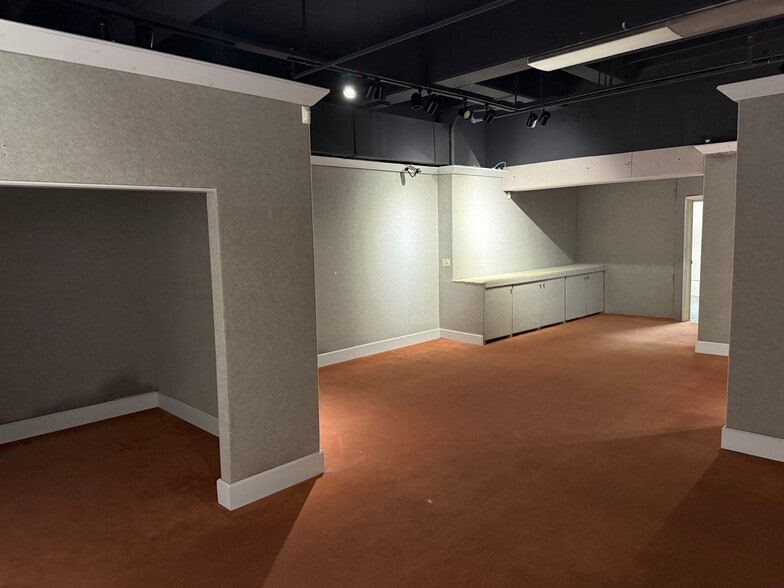 More Photos Of 6th Ave, Carmel Storefront For Lease