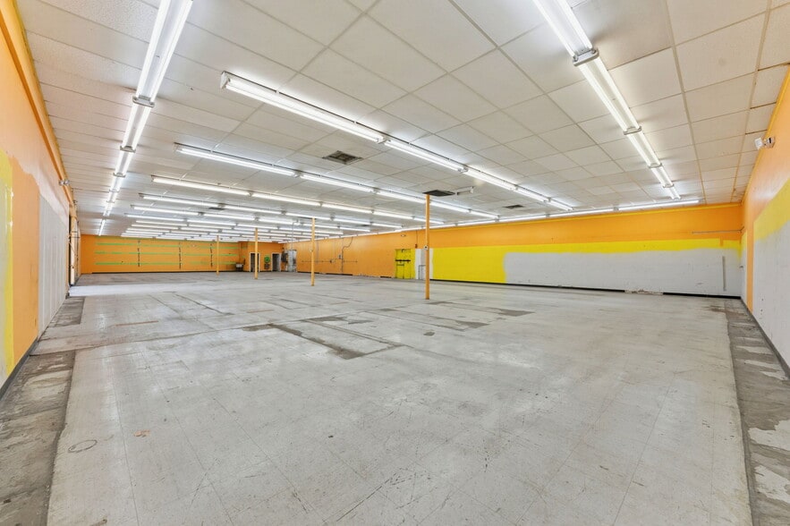 More Photos Of 4801 66th St N, Kenneth City General Retail For Sale