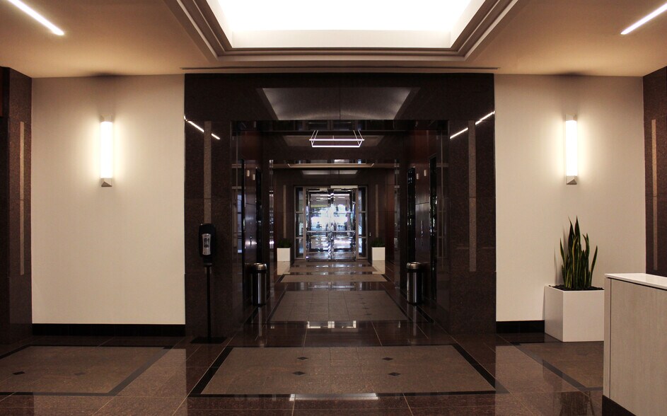 More Photos Of 909 Hidden Ridge Dr, Irving Office For Lease