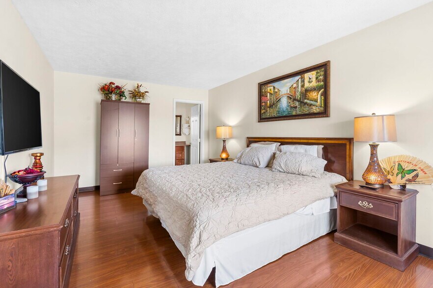 More Photos Of 1325 W Highway 76, Branson Hotel For Sale