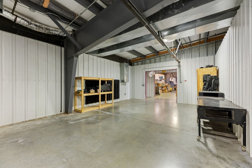 More Photos Of 900 W Miller Rd, Iola Manufacturing For Sale
