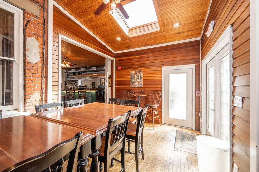 More Photos Of 2015 Madison rd, Cincinnati Storefront Retail Residential For Lease