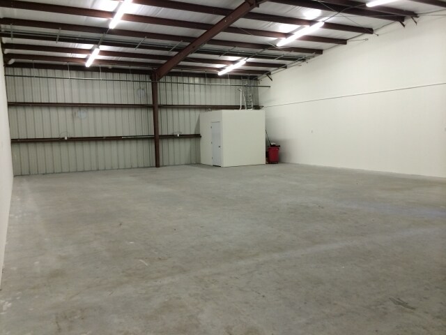 More Photos Of 8561 Rayson Rd, Houston Warehouse For Lease