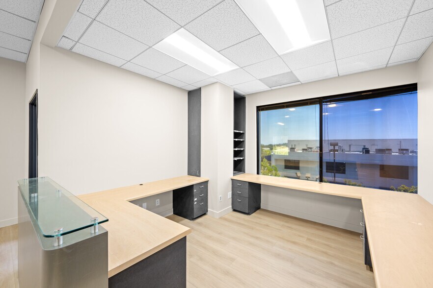 More Photos Of 24011 Ventura Blvd, Calabasas Medical For Lease