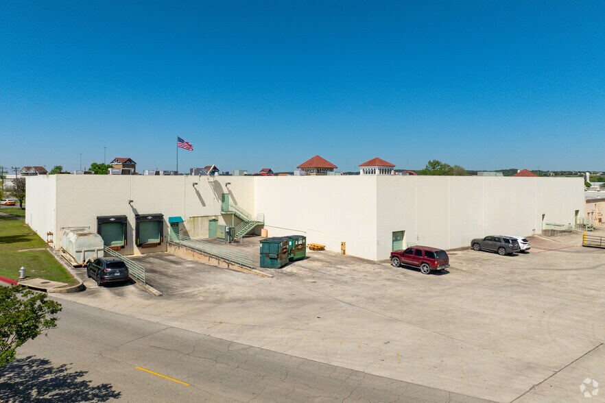 More Photos Of 3939 S Interstate 35 S, San Marcos Unknown For Lease