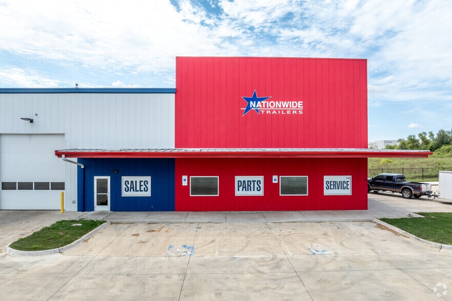 More Photos Of 1458 Northridge Cir, Altoona Auto Repair For Sale