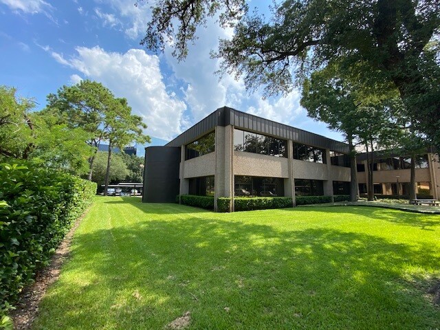 More Photos Of 16000 Barkers Point Ln, Houston Office For Lease
