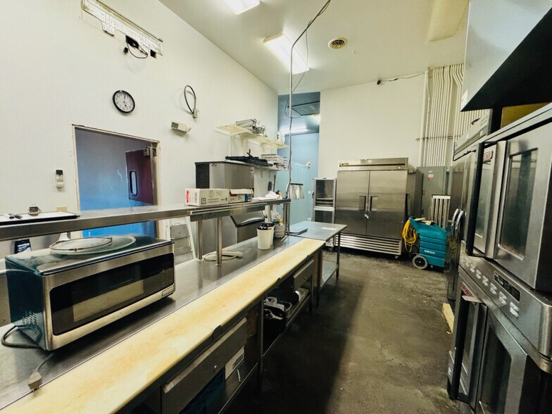 More Photos Of 1212 Chestnut St, Arapahoe General Retail For Sale