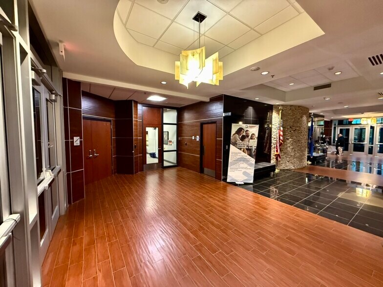 More Photos Of 244 S Gateway Pl, Jenks Office For Lease