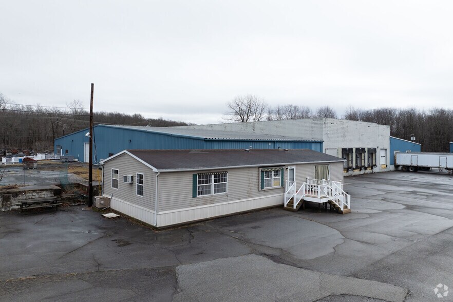 More Photos Of 5 Orchard Dr, Gardiner Warehouse For Lease