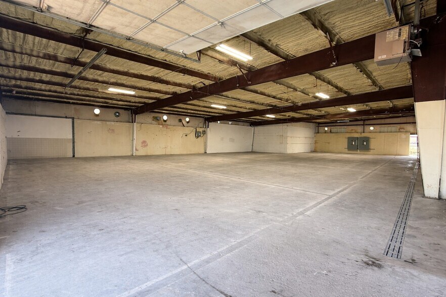 More Photos Of 2412 SW 14th St, Oklahoma City Manufacturing For Lease