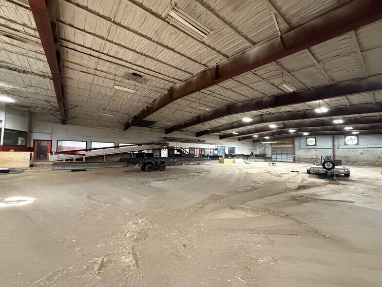 More Photos Of 2020 Saturn Rd, Garland Freestanding For Sale