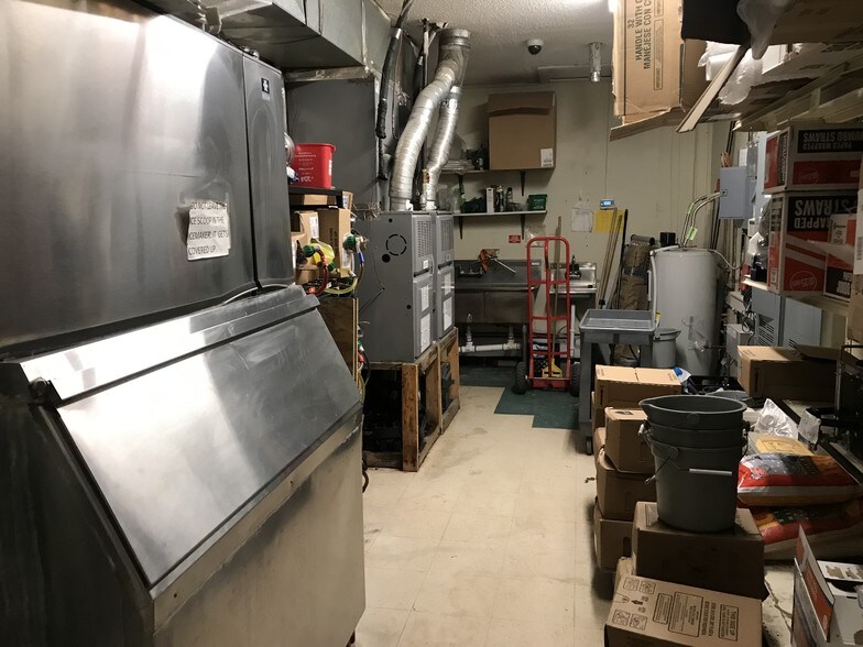 More Photos Of 524 S Main St, Newkirk Service Station For Sale