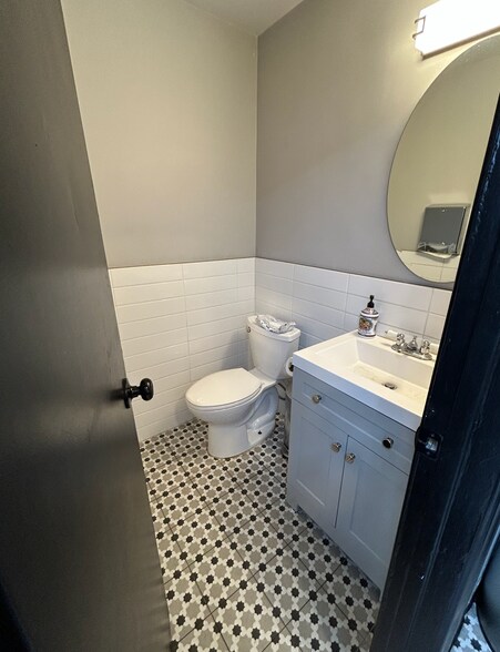 More Photos Of 1140 Garnet Ave, San Diego Storefront For Lease