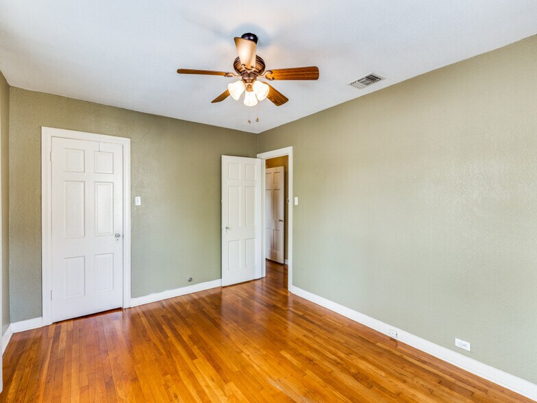 More Photos Of 206 Sherwood Dr, San Antonio Office Residential For Lease