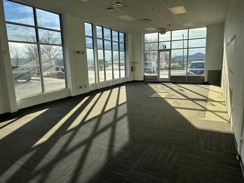 More Photos Of 6880 W Main St, Kalamazoo General Retail For Sale