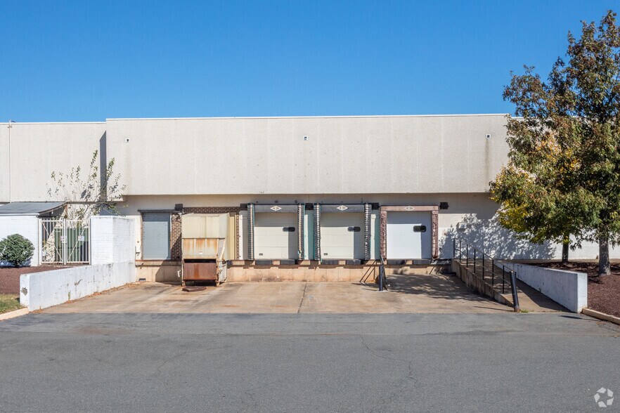 More Photos Of 8200 Sudley Rd, Manassas Department Store For Lease