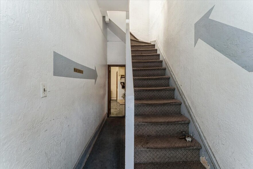 More Photos Of 13210 Hillside Ave, Richmond Hill Storefront Retail Office For Sale