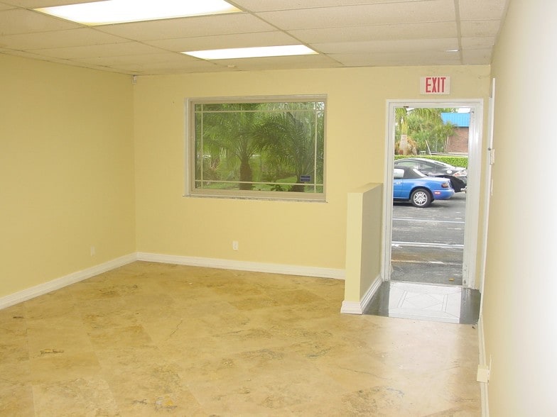 More Photos Of 3673 Exchange Ave, Naples Warehouse For Lease