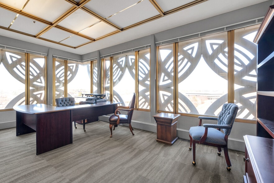 More Photos Of 6100 Dutchmans Ln, Louisville Office For Lease