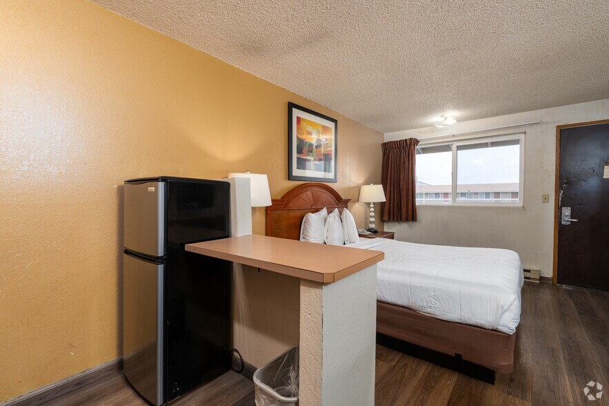 More Photos Of 408 Yakima Valley Hwy, Sunnyside Hotel For Sale