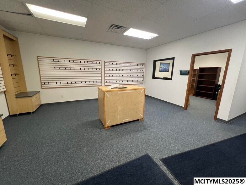 More Photos Of 1514 S Pierce Ave, Mason City Manufacturing For Sale