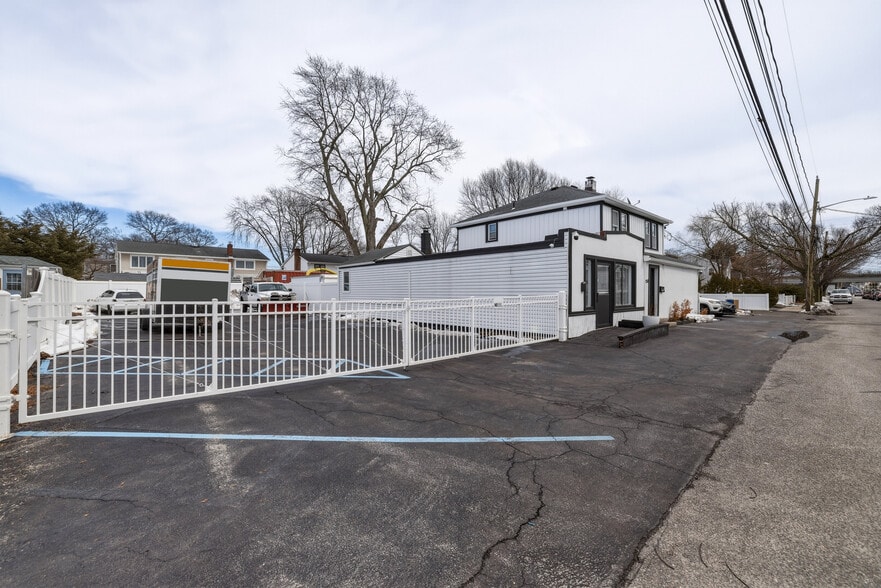 More Photos Of 150 N Delaware Ave, Lindenhurst Storefront Retail Residential For Sale