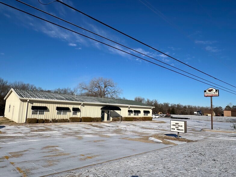 Primary Photo Of 524 S Dawson St, Meeker General Retail For Sale