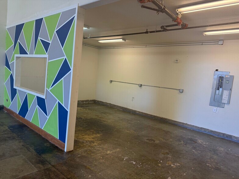 More Photos Of 2819-2827 SE 75th Ave, Hillsboro Light Distribution For Lease