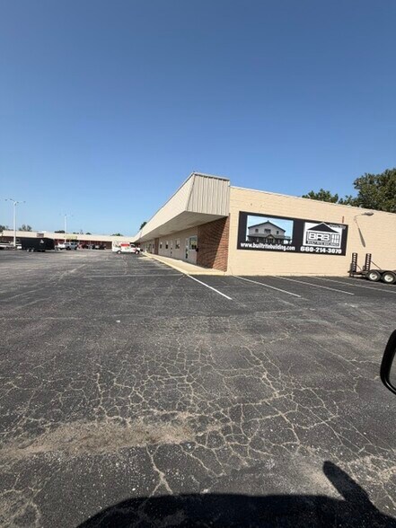 More Photos Of 608 W Lockling St, Brookfield Restaurant For Lease