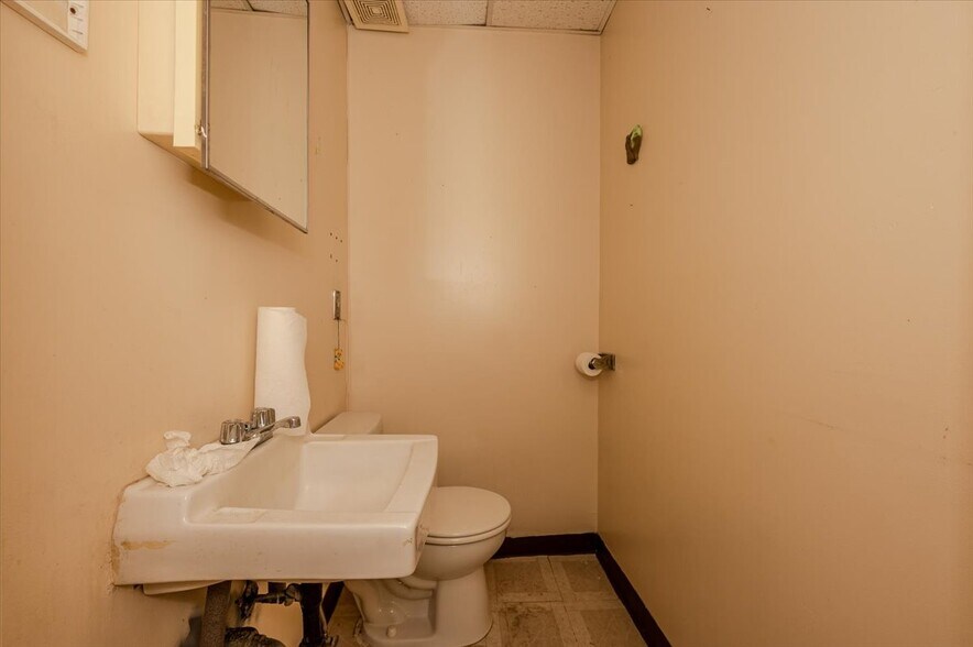 More Photos Of 21-23 W Jamaica Ave, Valley Stream Flex For Sale