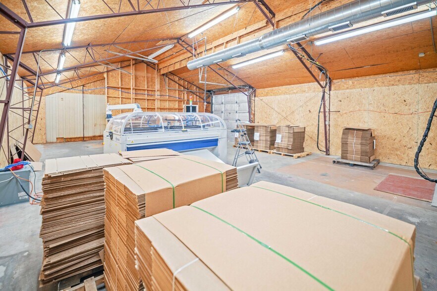 More Photos Of 904 E Main St, Stanford Flex For Sale