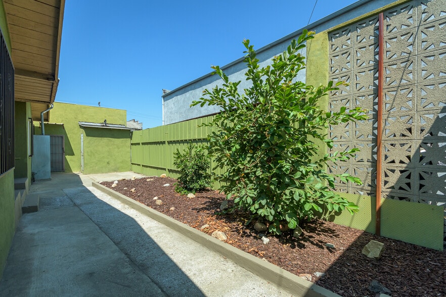 More Photos Of 6409 Regent St, Huntington Park Warehouse For Sale