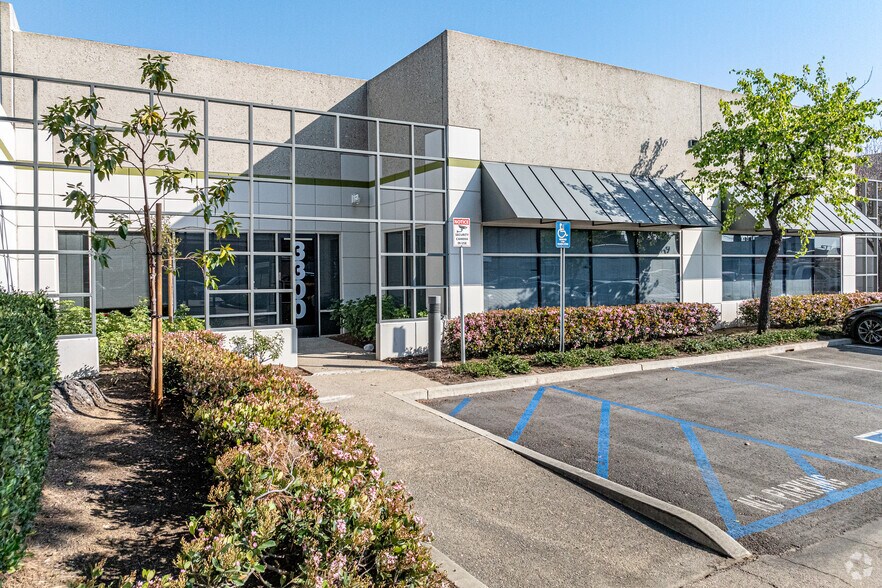 More Photos Of 3300-3328 Garfield Ave, Commerce Light Manufacturing For Lease