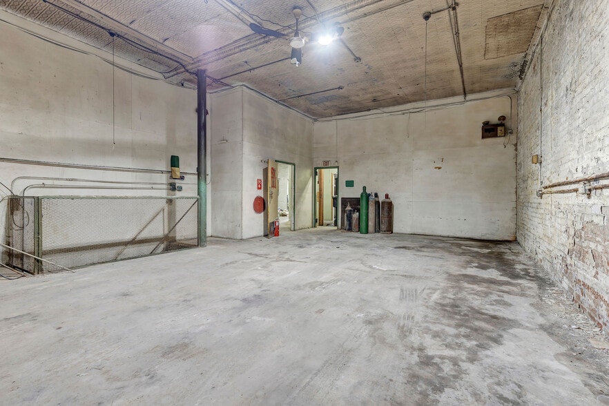 More Photos Of 122 E Liberty St, Cincinnati Warehouse For Lease