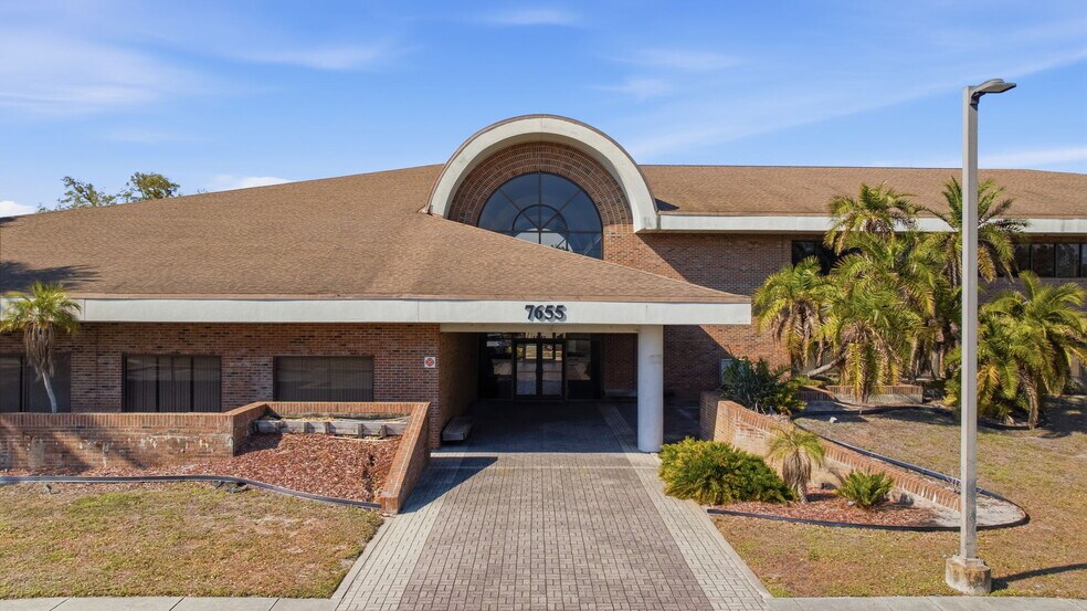 More Photos Of 7655 38th Ave N, Saint Petersburg Office For Sale