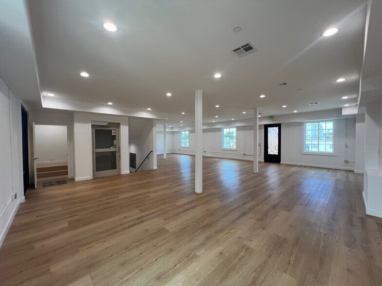 More Photos Of 7053 Owensmouth Ave, Canoga Park Office For Lease