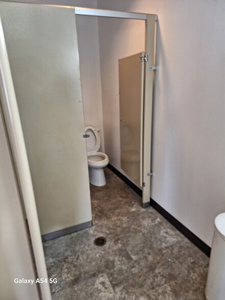 More Photos Of 5211 Oster Rd, Sheffield Village Truck Terminal For Lease